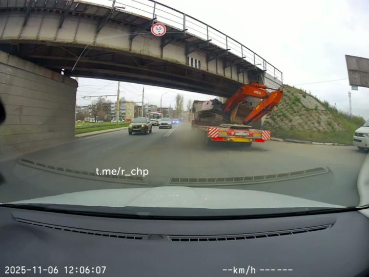 Выверенный ведь маневр был, но за спиной почему-то оказался негабарит

Сегодня днем под железнодорожным мостом в Орле застрял трал с экскаватором