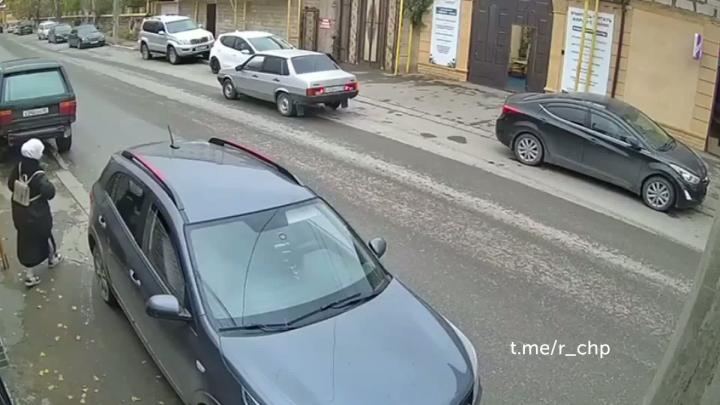 Внимательно осмотрелась и…

Вчера утром на Махачкалинской улице в Каспийске