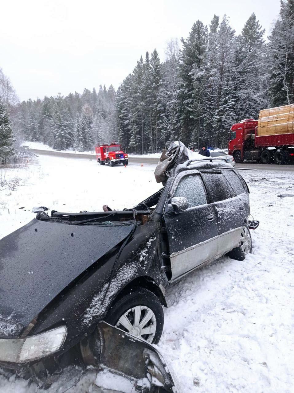 Последние секунды жизни 44-летнего водителя Toyota Corolla, который сегодня утром на трассе Р-258 "Байкал" в Иркутской области, как сказано в сводке, "не справился с управлением, выехал на полосу встречного движения и совершил столкновение с большегрузом Scania"