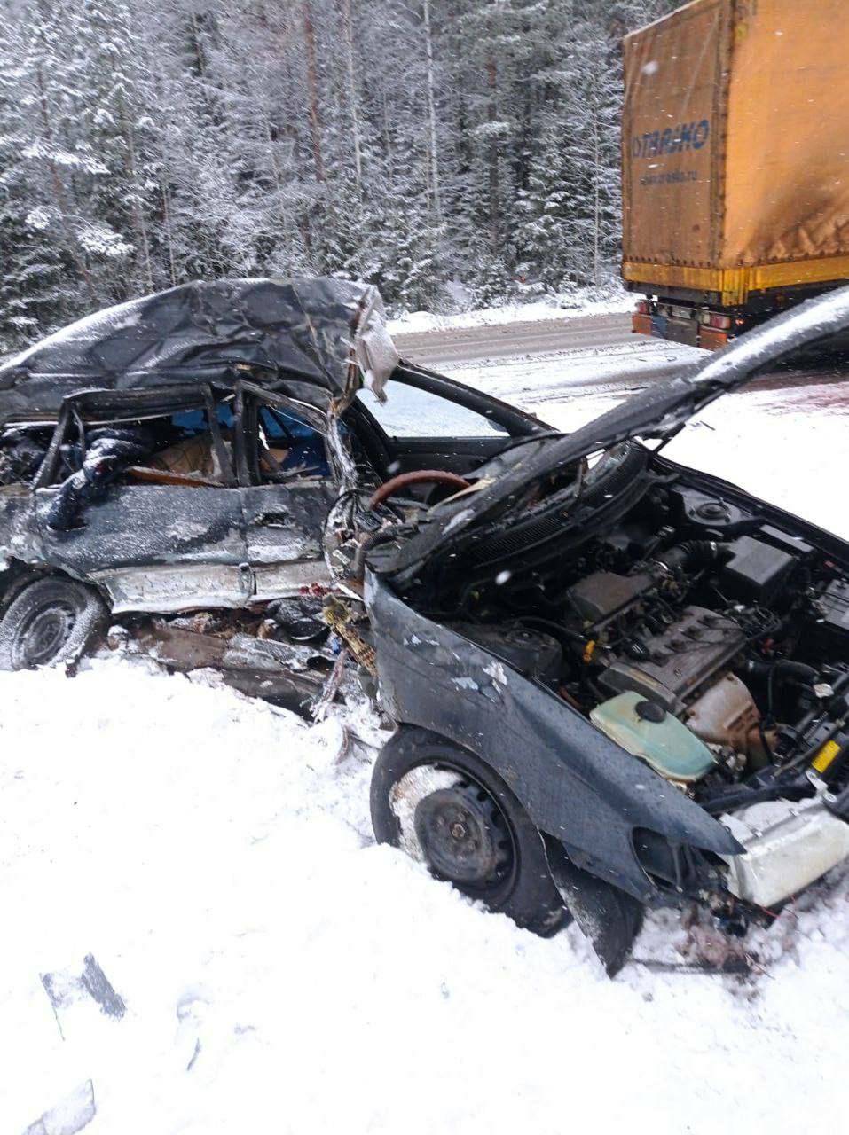Последние секунды жизни 44-летнего водителя Toyota Corolla, который сегодня утром на трассе Р-258 "Байкал" в Иркутской области, как сказано в сводке, "не справился с управлением, выехал на полосу встречного движения и совершил столкновение с большегрузом Scania"