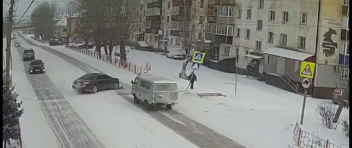 Чуть-чуть не вписался в поворот

Сегодня днем в Усть-Куте