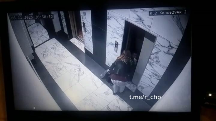 Момент падения трехлетнего ребенка в шахту лифта в воронежской новостройке