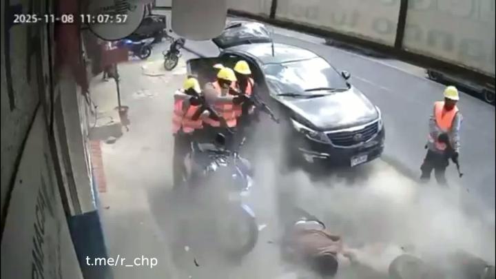 Это был не день строителя

В городке Паррамос (департамент Чимальтенанго, Гватемала) жестоко расправились с 53-летним Хосе Элиасом Рамиресом Андресом - известным в регионе бизнесменом, который хвастался своим богатством в соцсетях, а два года назад баллотировался в мэры соседнего Эль-Техара