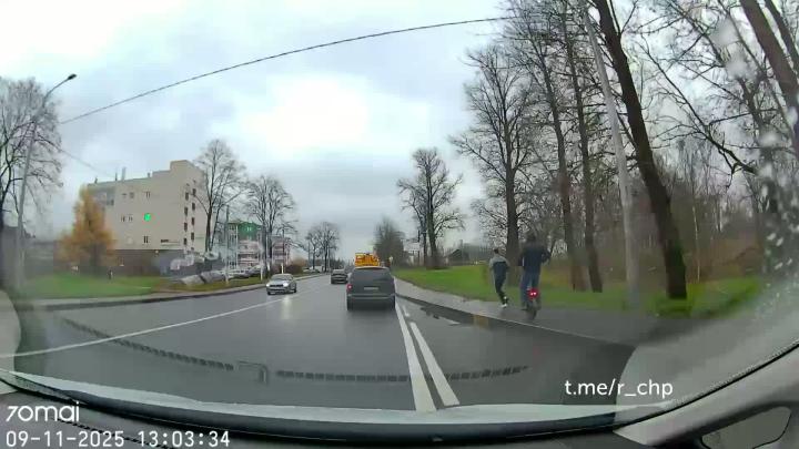 Вчера днем на улице Коммуны в Петербурге моноколесник, как пишет автор, «упал на наш автомобиль», после чего укатил, не оставив контактов