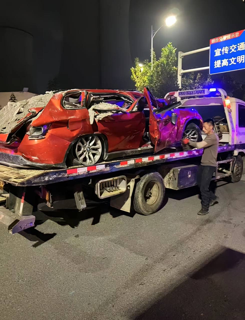 Краш-тест от профи из Поднебесной

Дело было 7 ноября в Янтае (провинция Шаньдун)