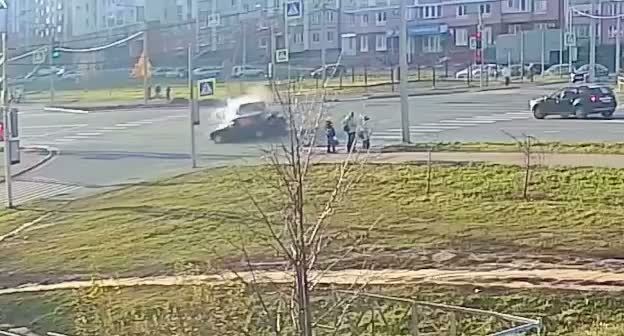 В Орле 86-летний водитель автомобиля «ВАЗ 2106» при повороте налево на разрешающий сигнал светофора не уступил дорогу автомобилю «Toyota Land Cruiser» и столкнулся с ним