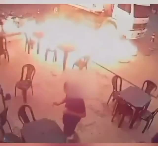 Мужик решил покурить на АЗС, когда там стоял на заправке бензовоз