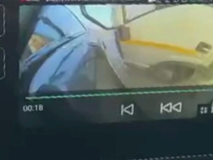 Несколько ракурсов сегодняшней аварии в Артеме, где 35-летний шофер грузовика JAC 47881A с 17-летним стажем вождения, как поведали в ГАИ, не выбрал безопасную дистанцию и протаранил Toyota Corolla Fielder, Changan UNI-K Honda Fit