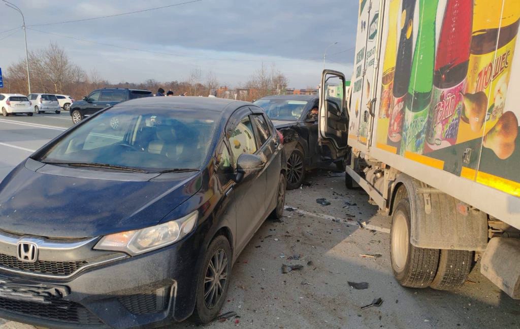 Несколько ракурсов сегодняшней аварии в Артеме, где 35-летний шофер грузовика JAC 47881A с 17-летним стажем вождения, как поведали в ГАИ, не выбрал безопасную дистанцию и протаранил Toyota Corolla Fielder, Changan UNI-K Honda Fit