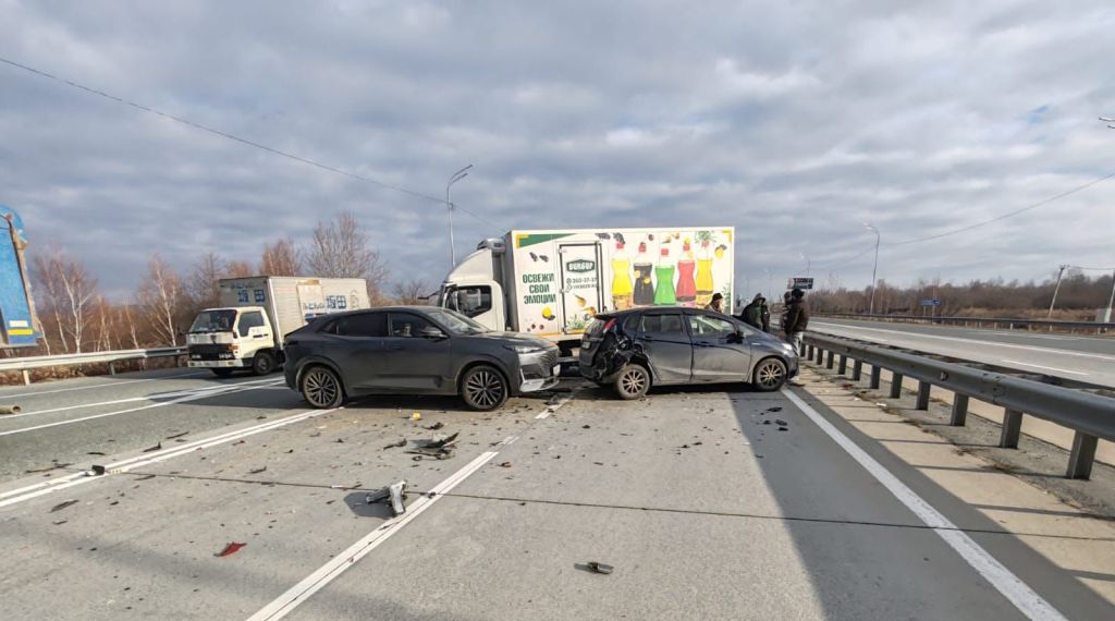 Несколько ракурсов сегодняшней аварии в Артеме, где 35-летний шофер грузовика JAC 47881A с 17-летним стажем вождения, как поведали в ГАИ, не выбрал безопасную дистанцию и протаранил Toyota Corolla Fielder, Changan UNI-K Honda Fit