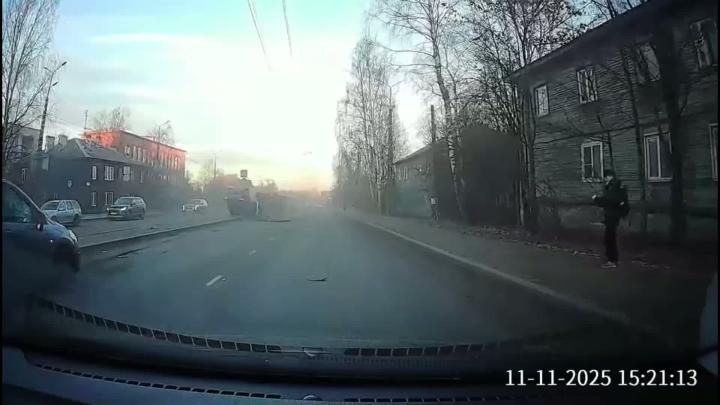 Что-то сломалось: то ли в машине, то ли у водителя…

Вчера днем на улице Чапаева в Петрозаводске 46-летний шофер микроавтобуса Mercedes, как сообщает нам сводка, не справился с управлением и допустил столкновение с автомобилем Ford