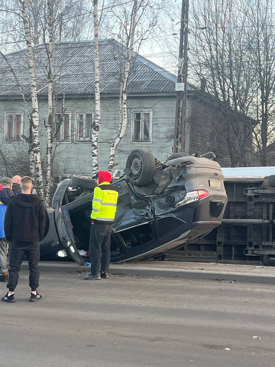Что-то сломалось: то ли в машине, то ли у водителя…

Вчера днем на улице Чапаева в Петрозаводске 46-летний шофер микроавтобуса Mercedes, как сообщает нам сводка, не справился с управлением и допустил столкновение с автомобилем Ford