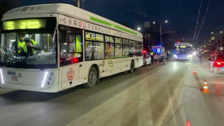 Сегодня днем в Новочебоксарске троллейбус сбил 10-летнего мальчика, который во время разговора по телефону вышел на дорогу на красный сигнал светофора