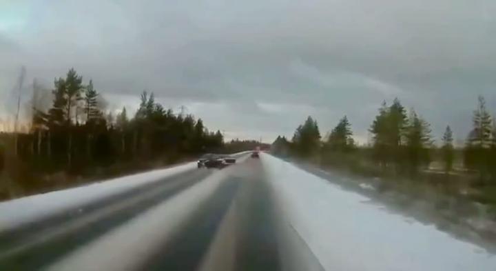 Под Северодвинском сошлись 23-летняя девушка на "Альмере" и 24-летняя местная жительница за рулем "Соляриса"