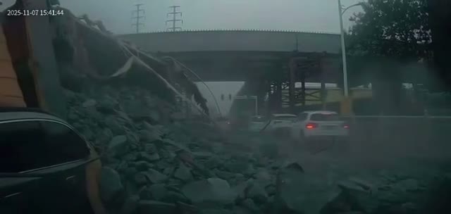 Водитель красного автомобиля погиб