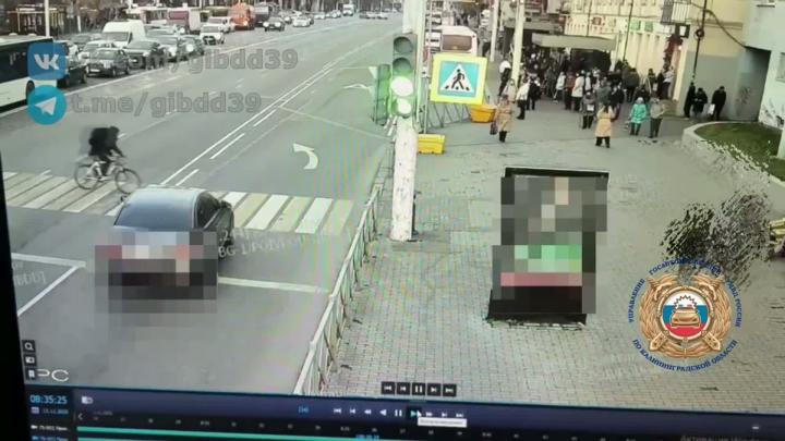 Технически велосипедист все же пересек проезжую часть и добрался до тротуара