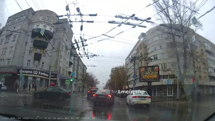 Из Саратова передают

Наш читатель Денис сегодня снял там это кино: "Добрый день!