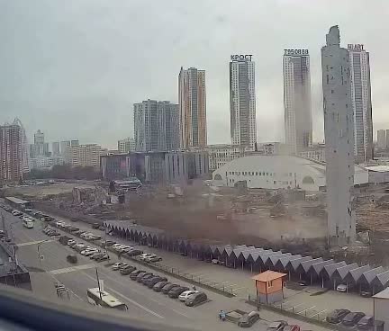 Во время сноса комплекса Снежком в подмосковном Красногорске откололся огромный кусок конструкции и разбился о землю