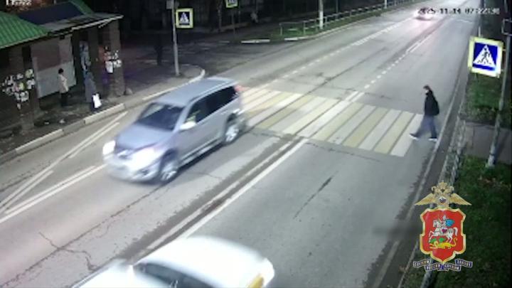 Сегодня утром в Москве и Подмосковье на рассвете было красивейшее фиолетовое небо, но после неудачной попытки пересечения проезжей части подростку из Чехова было не до него

Молодой человек госпитализирован