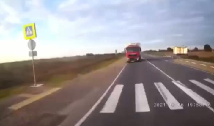 Не пропустил большегруз на перекрёстке