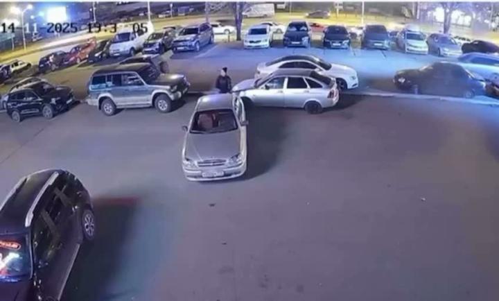 В Магнитогорске водитель не поставил машину на ручник и та покатилась