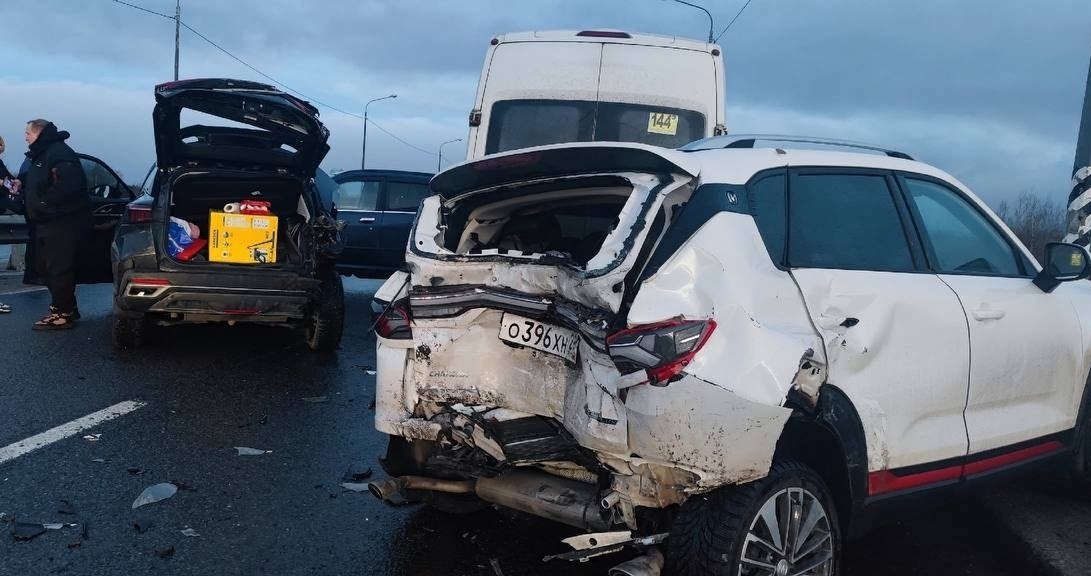 Утром 14 ноября в Архангельске столкнулись три легковушки и маршрутка (ее видно на первых кадрах), травмы получили шесть человек