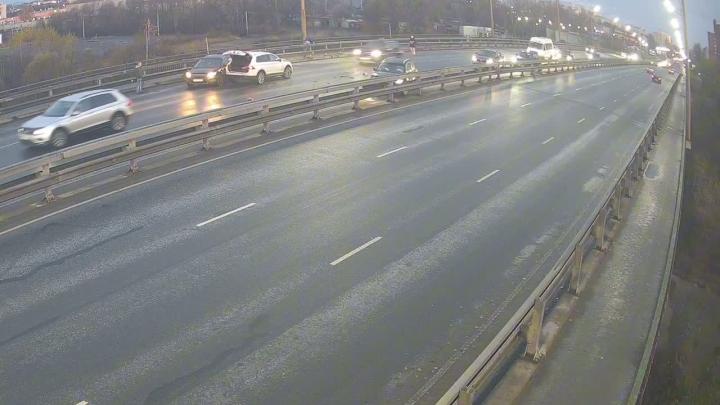 Жительница Ярославля отсудила у мэрии 136 тысяч рублей за ремонт автомобиля, который год назад попал в массовое ДТП на покрытом льдом Толбухинском мосту