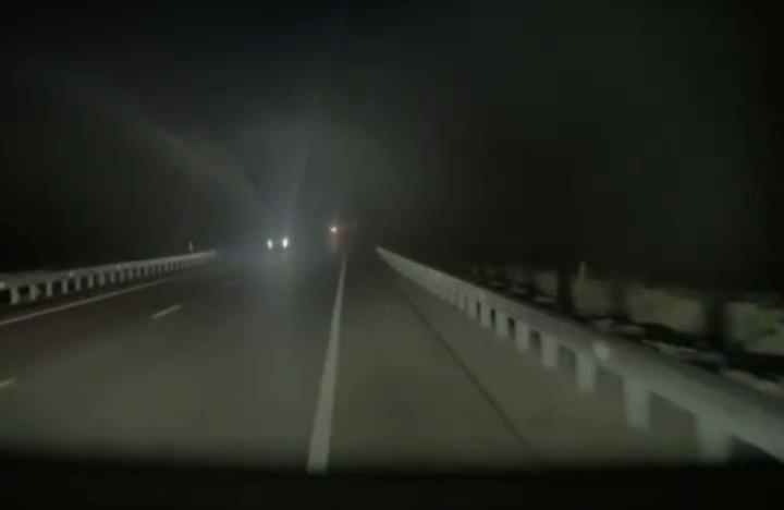 Автопилот Теслы решил не оставаться в своей полосе и ушёл вправо от встречки