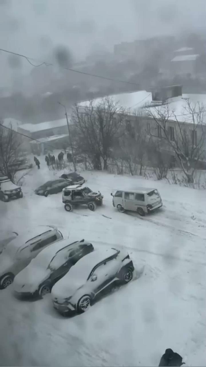 Традиционные забавы на Камчатке

На полуостров сегодня нагрянул циклон, который принес собой мокрый снег и сильный ветер, и все покатилось и заскользило