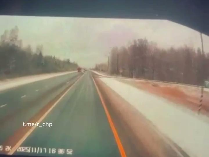 "Найден более быстрый маршрут"

Вчера днем на трассе М-10 под Великим Новгородом водитель Sitrak, как говорится в сводке, "совершил выезд на встречную полосу и столкновение с грузовым автомобилем MAN с полуприцепом"