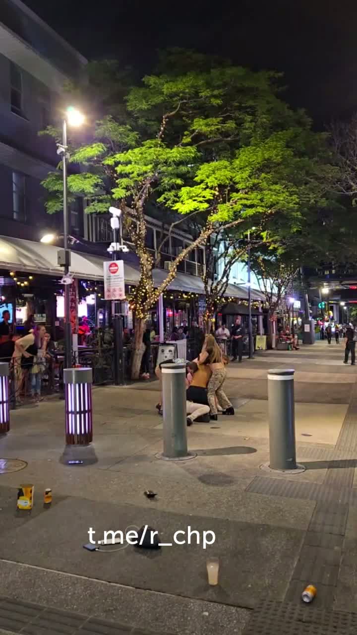 Авторские зарисовки вечернего Брисбена*

Снято несколько часов назад нашим читателем Иваном