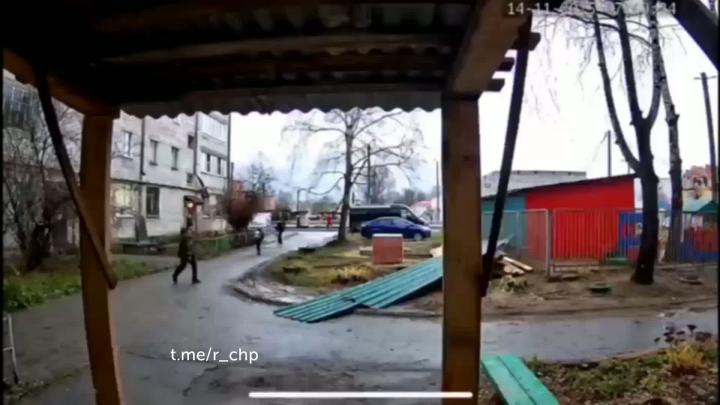 Требовательные и придирчивые кровельщики работают на Полевой улице в Йошкар-Оле, профнастил отбраковывают на раз-два