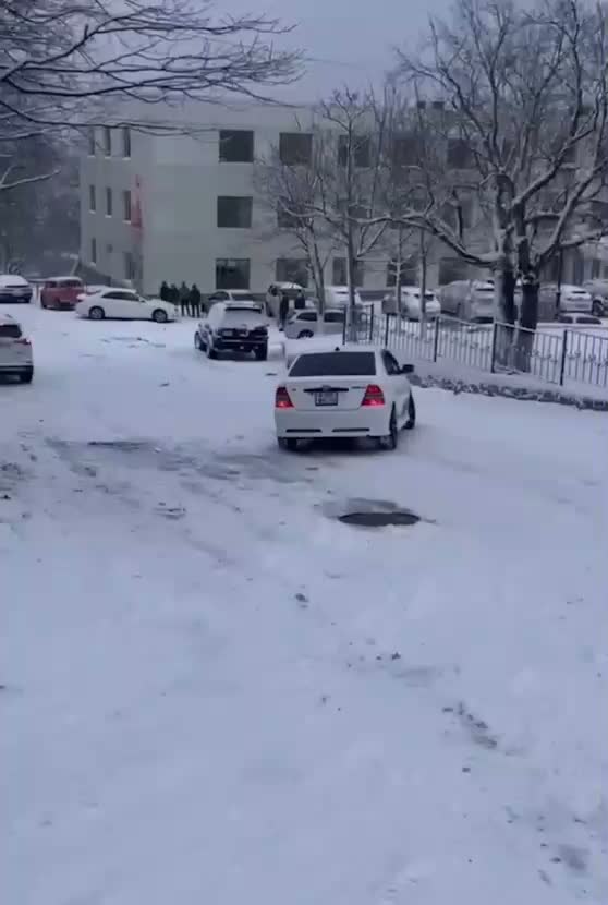 На Камчатке вчера водители пытались вспомнить навыки зимнего вождения