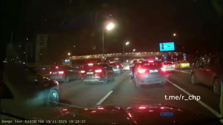 Есть от чего взяться за голову

"Каршеринг умудрился в очень вялотекущей пробке влететь в мой УАЗ