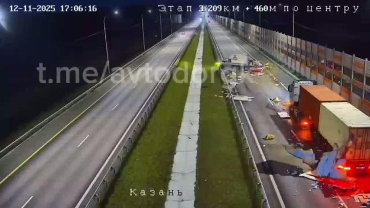 Водитель проехал свой съезд с трассы и решил сдать задним ходом обратно