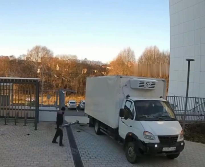 Казанский шофёр устроил разгром на въезде в ЖК