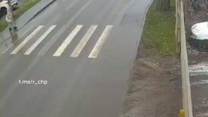 Не виноватая я, он сам приехал

В пятницу днем в Мытищах Дон Газельеро размялся у перехода и прилег на бочок, а перед этим чуть не сбил женщину