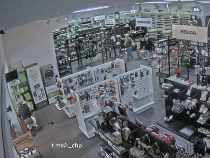 Хозяйка, которая разочаровала своего пса

План у 20-летней американки был выверенный простой: умыкнуть пистолет в оружейном салоне в Мариетте (штат Джорджия), а потом уже с ним пойти на серьезное дело