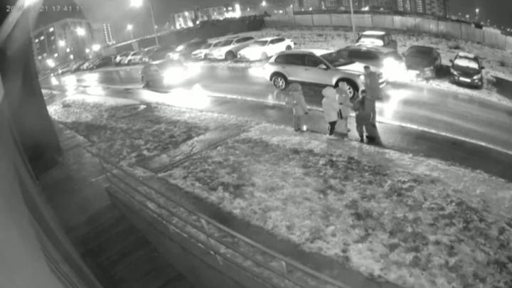 Расспросил, осмотрел и уехал

Вечером 21 ноября рядом со школой в Великом Новгороде