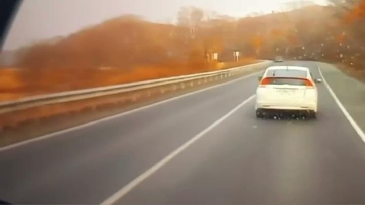 Сегодня утром под Артемом 60-летний водитель Toyota Carib, как сказано в сводке, "не справился с управлением на участке с мокрым асфальтовым покрытием" и врезался в рейсовый автобус на встречке