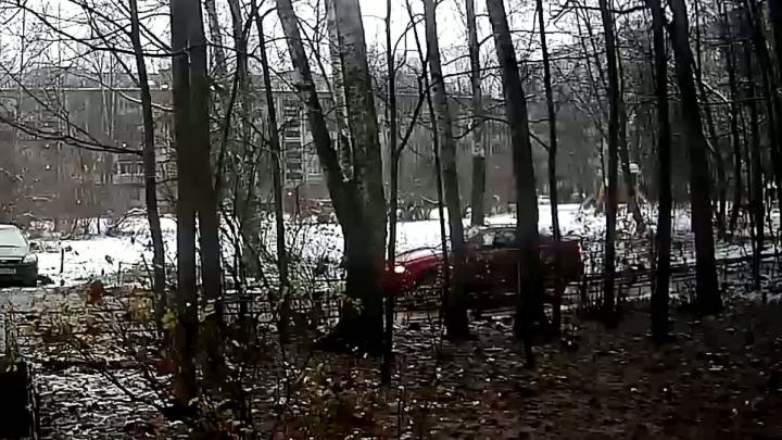 Вчера утром на улице Тельмана в Питере 75-летний бесправник за рулем "Мазды", имеющий инвалидность по зрению, сбил и протащил по двору 70-летнюю пенсионерку