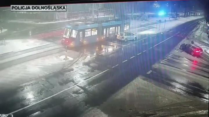 Едешь себе в 4 утра по Вроцлаву с украденным мужиком в багажнике, а тут этот трамвай, будь он неладен