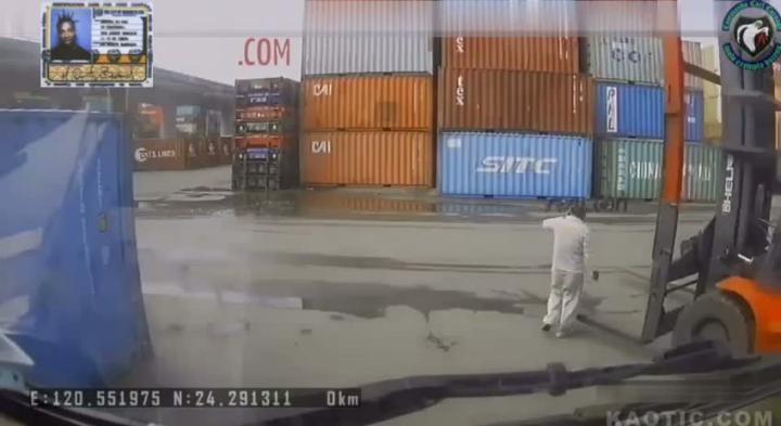 Ходит по промзоне, как у себя на кухне