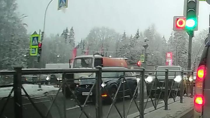 Никогда такого не было, и вот опять