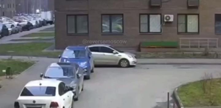 Мужик в Подмосковье хотел самостоятельно починить кондиционер, но сломал шею при падении и умер