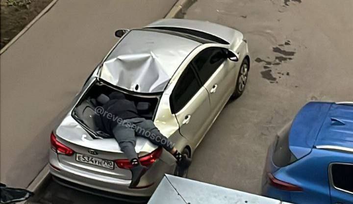 Мужик в Подмосковье хотел самостоятельно починить кондиционер, но сломал шею при падении и умер