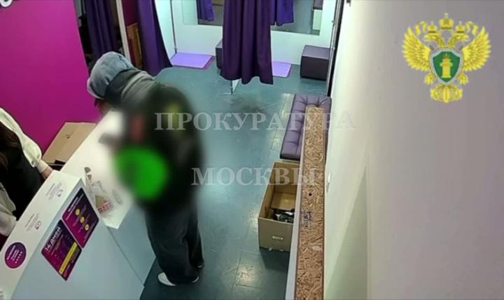 Таганская межрайонная прокуратура контролирует установление обстоятельств хищения подростком  дорогостоящих телефонов в пунктах выдачи