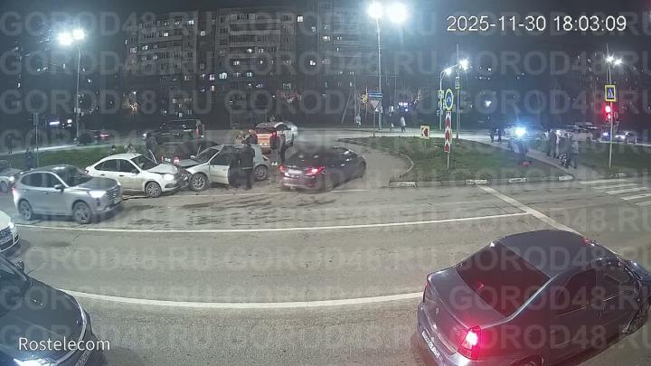 Водитель Рено Меган в Липецке сбил двух человек и вылетел на встречку