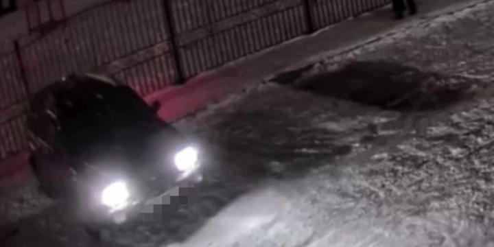 Водитель, сдавая задом, перепутал педали и чуть не задавил ребенка