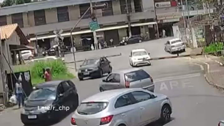 Так-то не трамвай, конечно, но не объехал